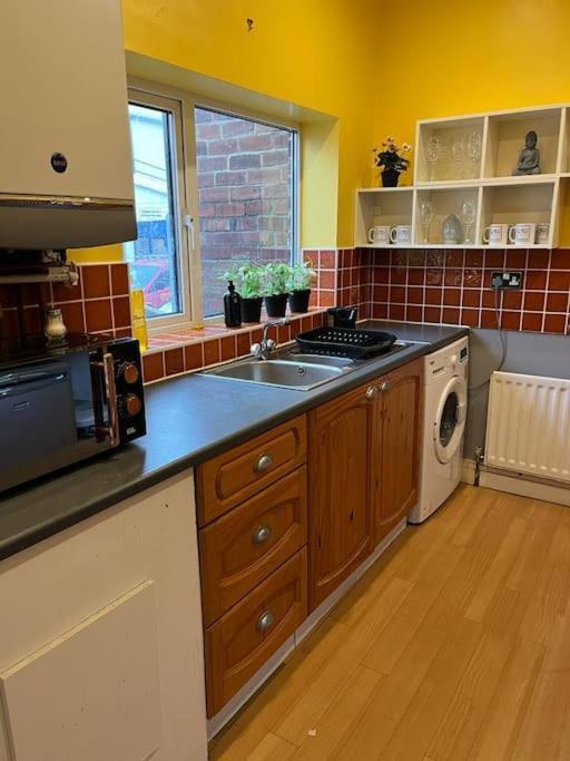Ovington Grove 2 Fully Equipped Kitchen Free Parking 3 Bedrooms Netflix ニューカッスル・アポン・タイン エクステリア 写真